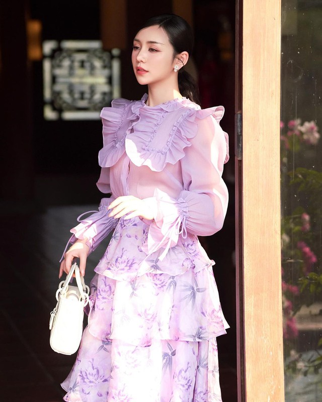 Soi đồ local brand hội sành điệu Việt diện tuần qua: Rẻ nhất là áo của Tiểu Vy, Đỗ Hà với giá chưa đến 300.000đ- Ảnh 5. Soi đồ local brand hội sành điệu Việt diện tuần qua: Rẻ nhất là áo của Tiểu Vy, Đỗ Hà với giá chưa đến 300.000đ- Ảnh 5.