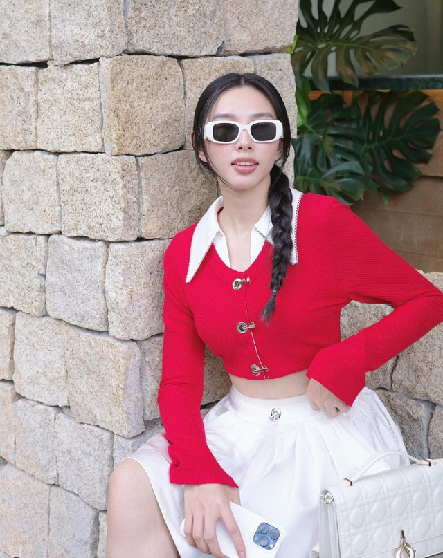 Soi đồ local brand hội sành điệu Việt diện tuần qua: Rẻ nhất là áo của Tiểu Vy, Đỗ Hà với giá chưa đến 300.000đ- Ảnh 10. Soi đồ local brand hội sành điệu Việt diện tuần qua: Rẻ nhất là áo của Tiểu Vy, Đỗ Hà với giá chưa đến 300.000đ- Ảnh 10.