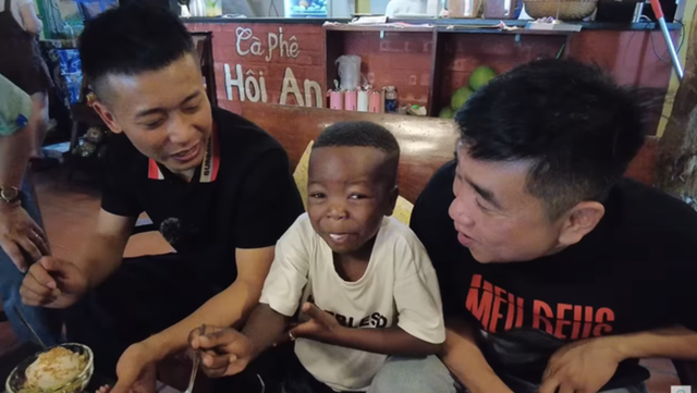 Lôi Con nhăn nhó khi ăn thử đồ ăn Hằng Du Mục bán khiến chính chủ lo phải "dẹp tiệm"- Ảnh 8. Lôi Con nhăn nhó khi ăn thử đồ ăn Hằng Du Mục bán khiến chính chủ lo phải "dẹp tiệm"- Ảnh 8.