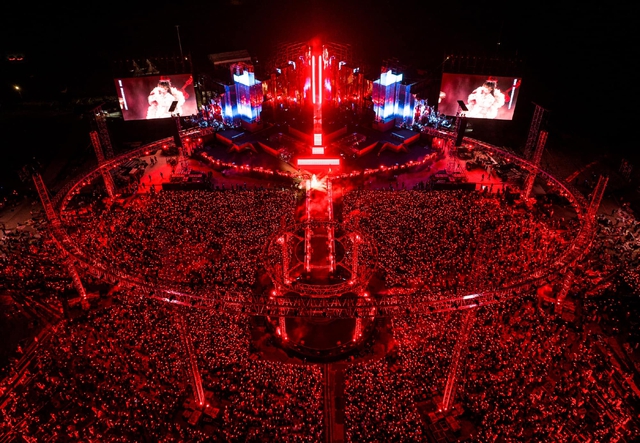 "Đỉnh lưu" xứ tỷ dân tổ chức concert độc lạ: Bắt đầu từ đêm đến khi trời sáng, cả biển người cùng đón bình minh!- Ảnh 7. "Đỉnh lưu" xứ tỷ dân tổ chức concert độc lạ: Bắt đầu từ đêm đến khi trời sáng, cả biển người cùng đón bình minh!- Ảnh 7.