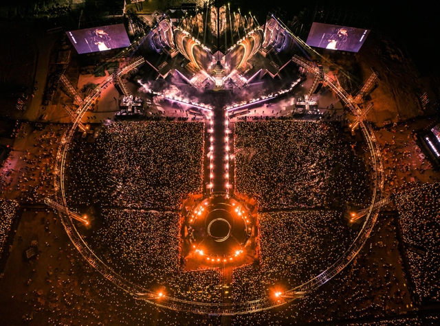 "Đỉnh lưu" xứ tỷ dân tổ chức concert độc lạ: Bắt đầu từ đêm đến khi trời sáng, cả biển người cùng đón bình minh!- Ảnh 8. "Đỉnh lưu" xứ tỷ dân tổ chức concert độc lạ: Bắt đầu từ đêm đến khi trời sáng, cả biển người cùng đón bình minh!- Ảnh 8.