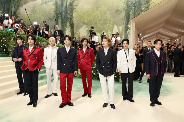 Netizen phẫn nộ: Nhóm nhạc Kpop đầu tiên dự Met Gala sở hữu thành tích đầy mình nhưng cớ sao lại bị chế nhạo!- Ảnh 5.