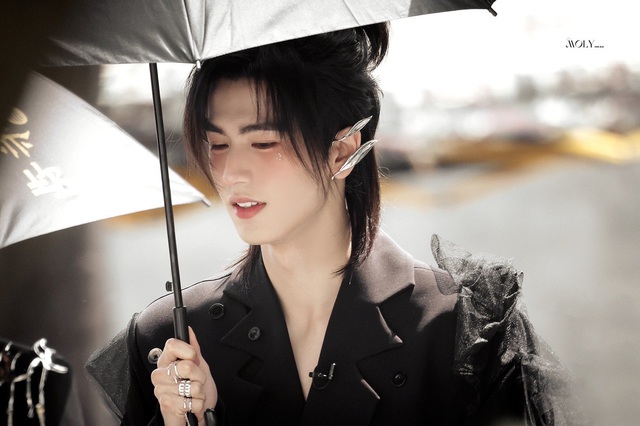 Mỹ nam Hoa ngữ thăng hạng nhan sắc nhờ đổi kiểu tóc, đẹp đến "phong thần" làm chị em gục ngã - Ảnh 1.