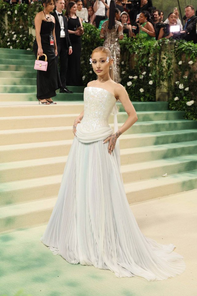 Ariana Grande biến Met Gala thành liveshow cá nhân, khoe nốt cao với loạt hit đình đám - Ảnh 4. Ariana Grande biến Met Gala thành liveshow cá nhân, khoe nốt cao với loạt hit đình đám - Ảnh 4.