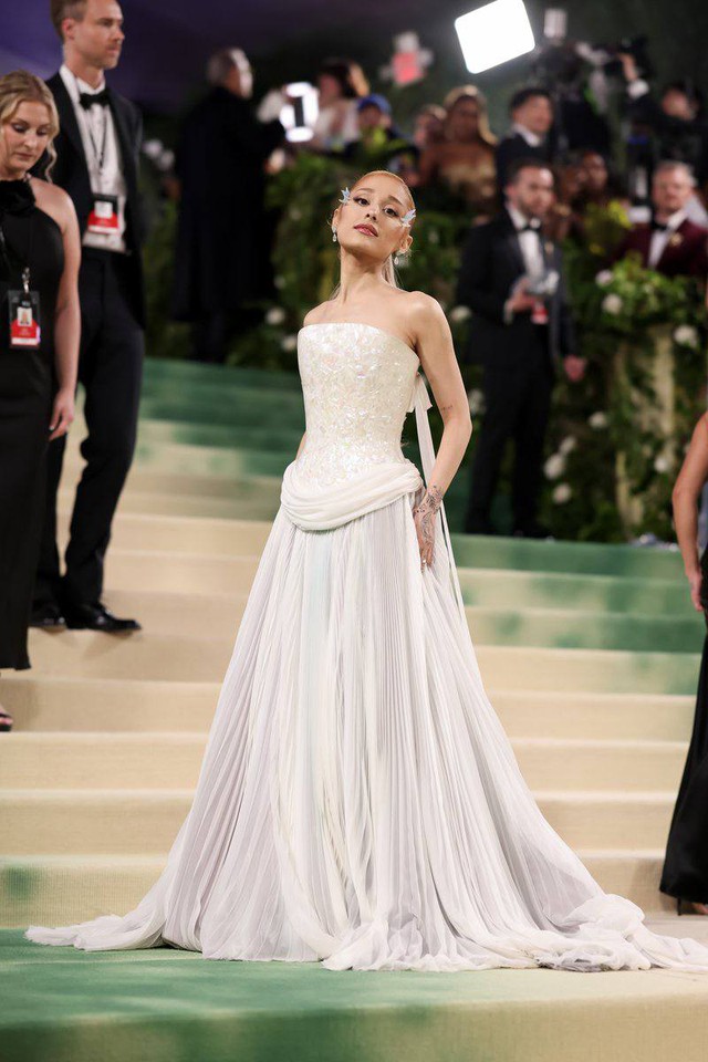 Ariana Grande biến Met Gala thành liveshow cá nhân, khoe nốt cao với loạt hit đình đám - Ảnh 3. Ariana Grande biến Met Gala thành liveshow cá nhân, khoe nốt cao với loạt hit đình đám - Ảnh 3.