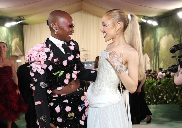 Ariana Grande biến Met Gala thành liveshow cá nhân, khoe nốt cao với loạt hit đình đám - Ảnh 2. Ariana Grande biến Met Gala thành liveshow cá nhân, khoe nốt cao với loạt hit đình đám - Ảnh 2.
