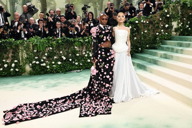 Ariana Grande biến Met Gala thành liveshow cá nhân, khoe nốt cao với loạt hit đình đám - Ảnh 1. Ariana Grande biến Met Gala thành liveshow cá nhân, khoe nốt cao với loạt hit đình đám - Ảnh 1.