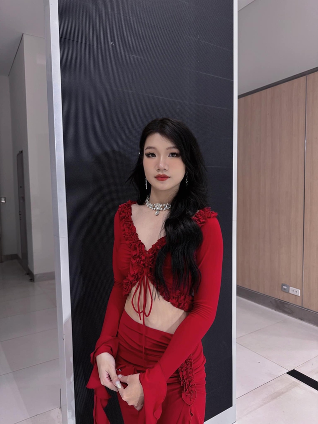 Gái xinh "đu trend" solo trận bão của Hoa Xù được khen cuốn hơn bản gốc: 2k3, sinh viên ĐH Kiến Trúc, gì cũng giỏi!- Ảnh 7.