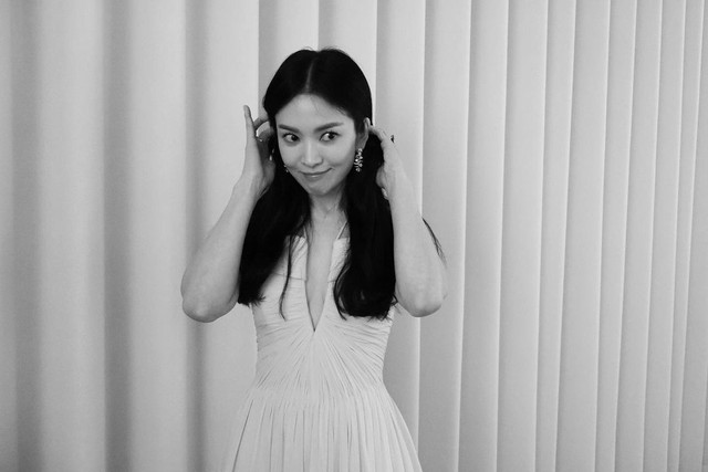 Song Hye Kyo "xả ảnh" hậu sự kiện Baeksang, netizen tò mò chuyện chạm mặt chồng cũ Song Joong Ki - Ảnh 4.