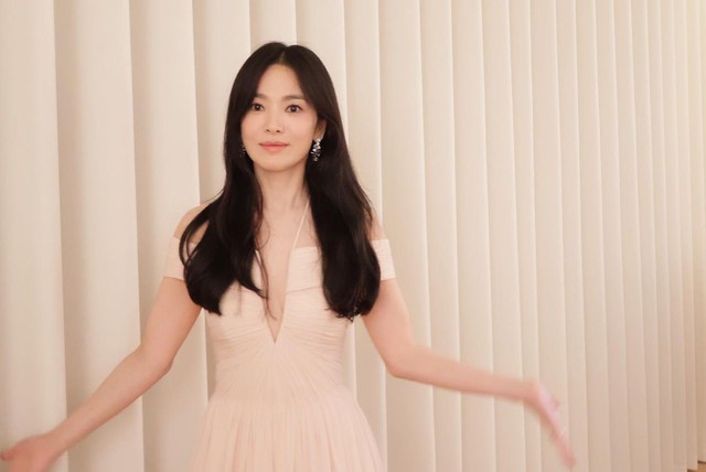 Song Hye Kyo "xả ảnh" hậu sự kiện Baeksang, netizen tò mò chuyện chạm mặt chồng cũ Song Joong Ki - Ảnh 1.