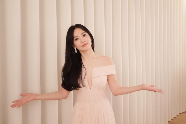 Song Hye Kyo "xả ảnh" hậu sự kiện Baeksang, netizen tò mò chuyện chạm mặt chồng cũ Song Joong Ki - Ảnh 2.