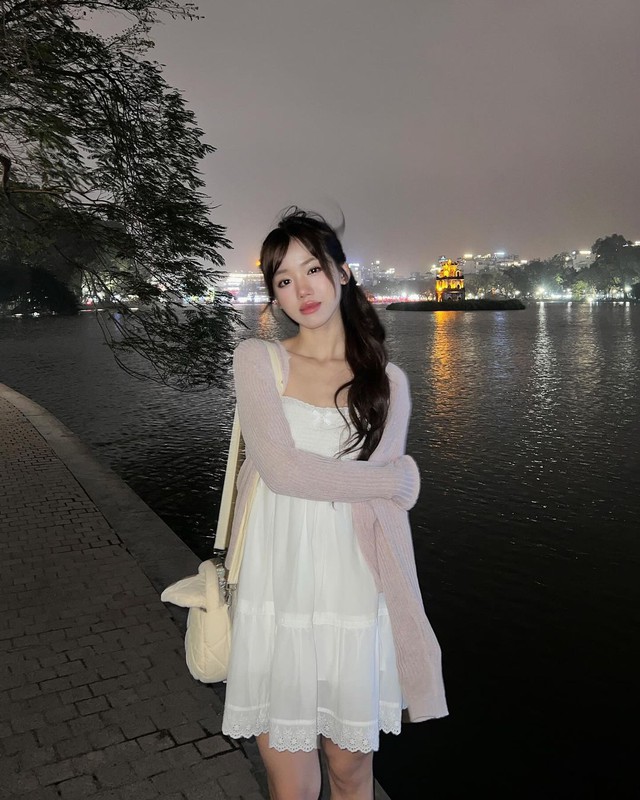 Mê mẩn "style bạn gái" của Meichan: Diện đồ bình dân mà siêu xinh siêu cuốn, có item giá chưa đến 100 "cành"- Ảnh 5. Mê mẩn "style bạn gái" của Meichan: Diện đồ bình dân mà siêu xinh siêu cuốn, có item giá chưa đến 100 "cành"- Ảnh 5.