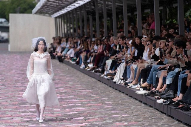 Đôi bạn thân gây bão tại show Jacquemus với cái chạm tay 3 giây, diễn xong là bật mood slay điên đảo- Ảnh 25.