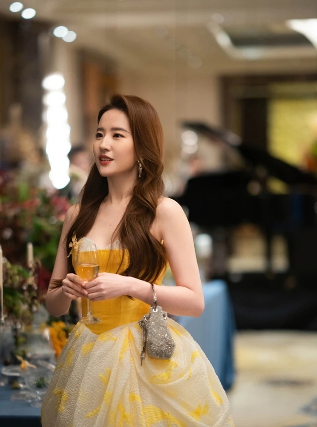 Cửa hàng hoa và shipper xứ Trung "mệt nghỉ", chỉ vì đại mỹ nhân Lưu Diệc Phi quá hot!- Ảnh 4. Cửa hàng hoa và shipper xứ Trung "mệt nghỉ", chỉ vì đại mỹ nhân Lưu Diệc Phi quá hot!- Ảnh 4.