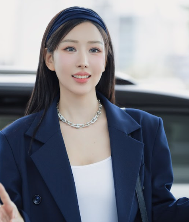 Nữ ca sĩ Vbiz "ở ẩn" suốt 2 năm qua: Gương mặt khác lạ, mối quan hệ với rapper kém 6 tuổi gây xôn xao - Ảnh 4.