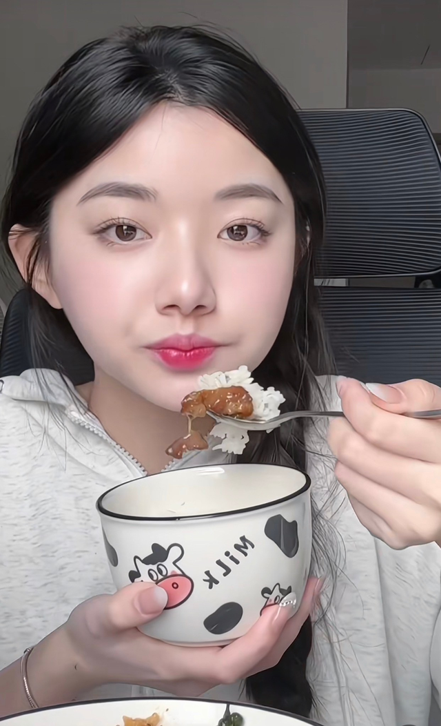 Style mùa hè của "tiên nữ mukbang" sở hữu 61 triệu like trên TikTok: Càng ngắm càng say đắm!- Ảnh 1. Style mùa hè của "tiên nữ mukbang" sở hữu 61 triệu like trên TikTok: Càng ngắm càng say đắm!- Ảnh 1.