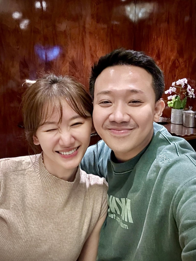 Trấn Thành nói về Hari Won sau 8 năm cưới: Gần 40 tuổi mà vẫn nhõng nhẽo- Ảnh 1.