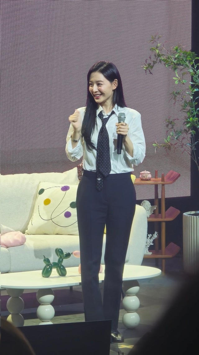“Gái tài phiệt" hoá idol khoe giọng hát cực ngọt tại fanmeeting!- Ảnh 1.