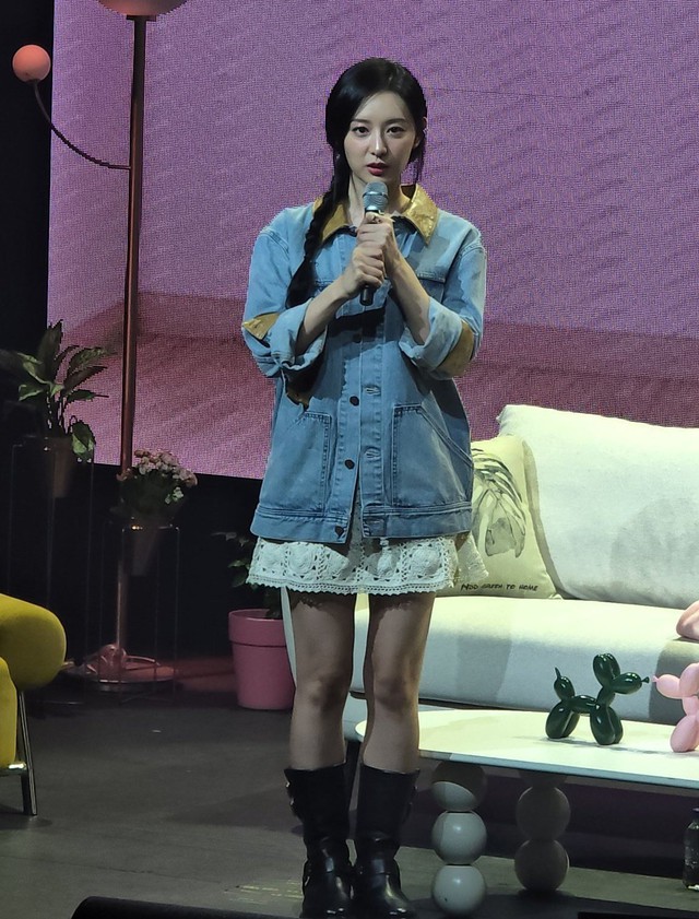 “Gái tài phiệt" hoá idol khoe giọng hát cực ngọt tại fanmeeting!- Ảnh 2.