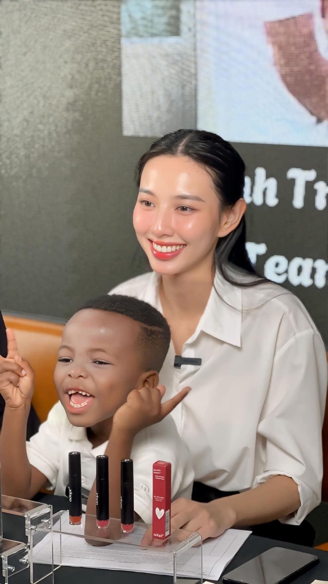 Hoa hậu Thuỳ Tiên giữ khoảng cách với Quang Linh, phản ứng trước thông tin tiêu cực trên livestream- Ảnh 2.