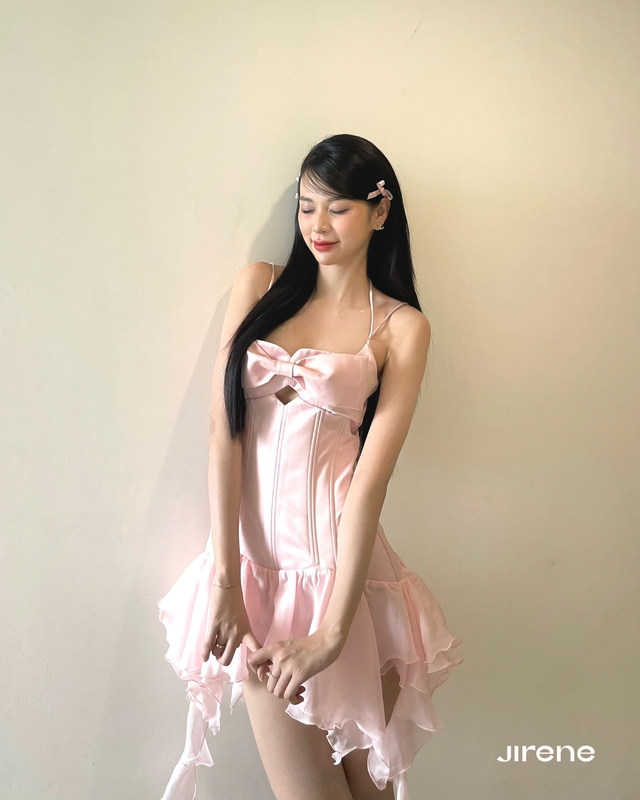 Rosé xinh đẹp quá mức quy định mỗi lần diện váy điệu- Ảnh 11. Rosé xinh đẹp quá mức quy định mỗi lần diện váy điệu- Ảnh 11.