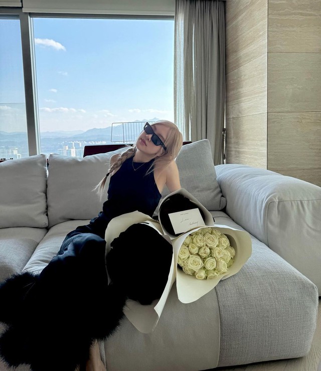 Rosé xinh đẹp quá mức quy định mỗi lần diện váy điệu- Ảnh 8. Rosé xinh đẹp quá mức quy định mỗi lần diện váy điệu- Ảnh 8.