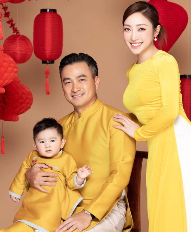 Sao nam Vbiz "chơi lớn" tặng 2 xế sang tiền tỷ cho vợ kém 16 tuổi đang bầu 6 tháng- Ảnh 11. Sao nam Vbiz "chơi lớn" tặng 2 xế sang tiền tỷ cho vợ kém 16 tuổi đang bầu 6 tháng- Ảnh 11.