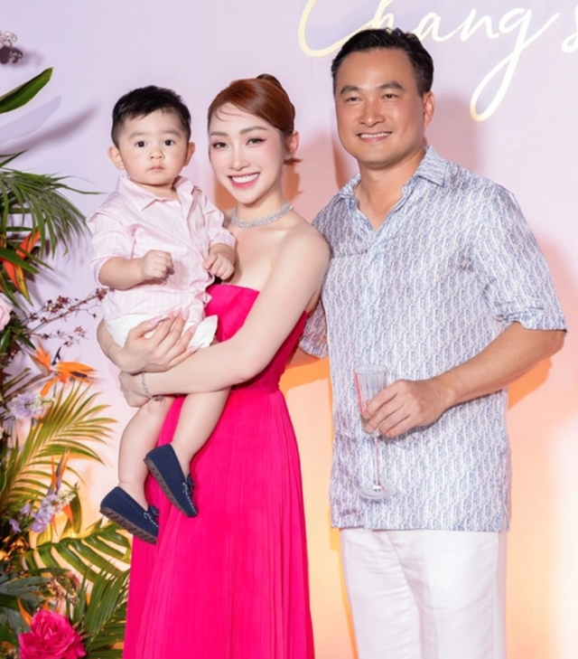 Sao nam Vbiz "chơi lớn" tặng 2 xế sang tiền tỷ cho vợ kém 16 tuổi đang bầu 6 tháng- Ảnh 10. Sao nam Vbiz "chơi lớn" tặng 2 xế sang tiền tỷ cho vợ kém 16 tuổi đang bầu 6 tháng- Ảnh 10.