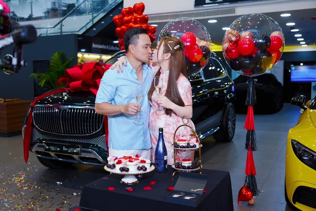 Sao nam Vbiz "chơi lớn" tặng 2 xế sang tiền tỷ cho vợ kém 16 tuổi đang bầu 6 tháng- Ảnh 3. Sao nam Vbiz "chơi lớn" tặng 2 xế sang tiền tỷ cho vợ kém 16 tuổi đang bầu 6 tháng- Ảnh 3.