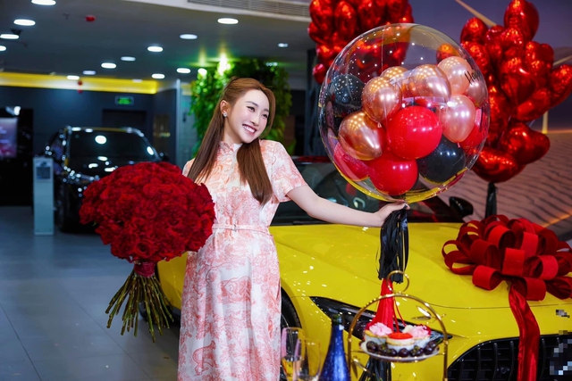 Sao nam Vbiz "chơi lớn" tặng 2 xế sang tiền tỷ cho vợ kém 16 tuổi đang bầu 6 tháng- Ảnh 6. Sao nam Vbiz "chơi lớn" tặng 2 xế sang tiền tỷ cho vợ kém 16 tuổi đang bầu 6 tháng- Ảnh 6.