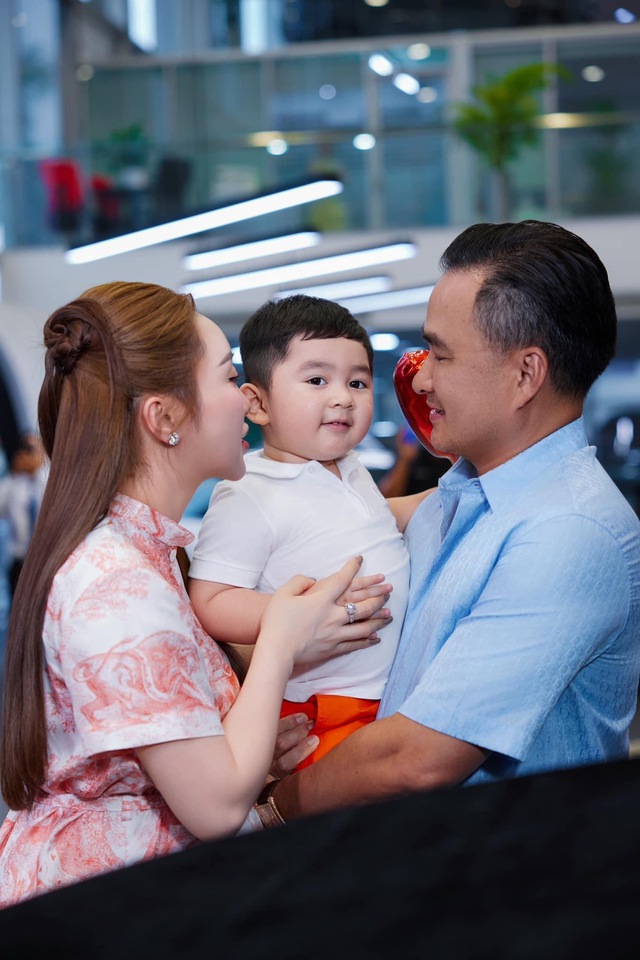 Sao nam Vbiz "chơi lớn" tặng 2 xế sang tiền tỷ cho vợ kém 16 tuổi đang bầu 6 tháng- Ảnh 4. Sao nam Vbiz "chơi lớn" tặng 2 xế sang tiền tỷ cho vợ kém 16 tuổi đang bầu 6 tháng- Ảnh 4.