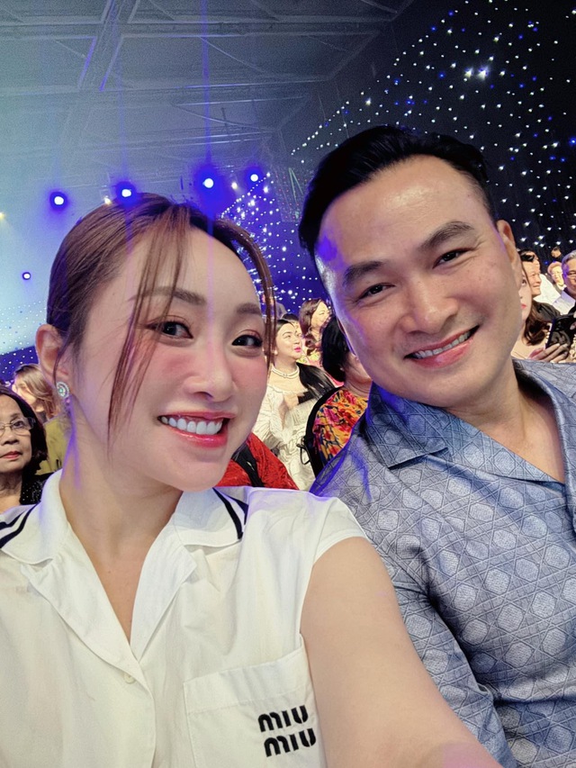 Sao nam Vbiz "chơi lớn" tặng 2 xế sang tiền tỷ cho vợ kém 16 tuổi đang bầu 6 tháng- Ảnh 8. Sao nam Vbiz "chơi lớn" tặng 2 xế sang tiền tỷ cho vợ kém 16 tuổi đang bầu 6 tháng- Ảnh 8.
