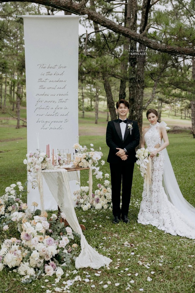 Bộ ảnh cưới tại Đà Lạt của Huỳnh Anh và bạn gái hơn 6 tuổi: Visual xịn cả đôi, còn "khoá môi" ngọt ngào- Ảnh 6.