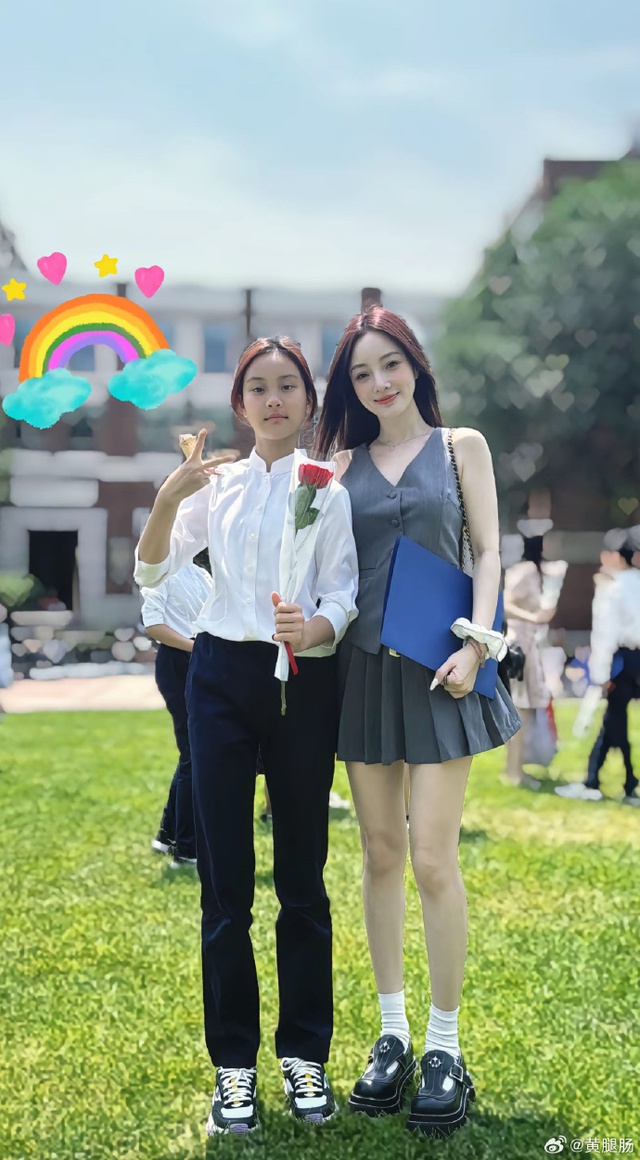 Lý Tiểu Lộ khoe ảnh con gái tốt nghiệp tiểu học, ai cũng xuýt xoa vì chiều cao khủng của cô bé Điềm Hinh - Ảnh 1. Lý Tiểu Lộ khoe ảnh con gái tốt nghiệp tiểu học, ai cũng xuýt xoa vì chiều cao khủng của cô bé Điềm Hinh - Ảnh 1.