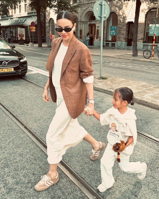 Hà Hồ lựa quần áo đơn giản mà vẫn đẹp ngút ngàn, bí kíp mặc sang cho tuổi U40 là đây!- Ảnh 4. Hà Hồ lựa quần áo đơn giản mà vẫn đẹp ngút ngàn, bí kíp mặc sang cho tuổi U40 là đây!- Ảnh 4.
