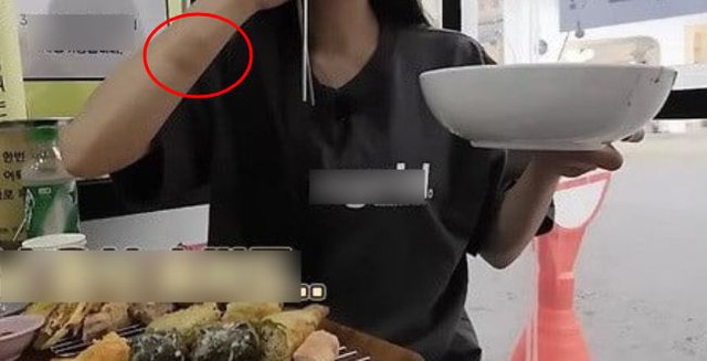 "Thánh mukbang" Tzuyang bất ngờ tiết lộ bị bạn trai cũ hành hung suốt 4 năm khiến dân mạng phẫn nộ- Ảnh 3. "Thánh mukbang" Tzuyang bất ngờ tiết lộ bị bạn trai cũ hành hung suốt 4 năm khiến dân mạng phẫn nộ- Ảnh 3.