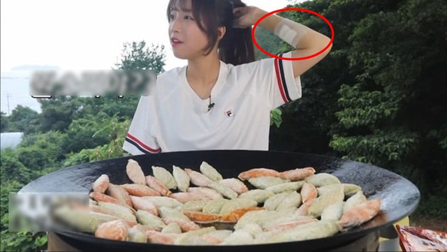 "Thánh mukbang" Tzuyang bất ngờ tiết lộ bị bạn trai cũ hành hung suốt 4 năm khiến dân mạng phẫn nộ- Ảnh 2. "Thánh mukbang" Tzuyang bất ngờ tiết lộ bị bạn trai cũ hành hung suốt 4 năm khiến dân mạng phẫn nộ- Ảnh 2.