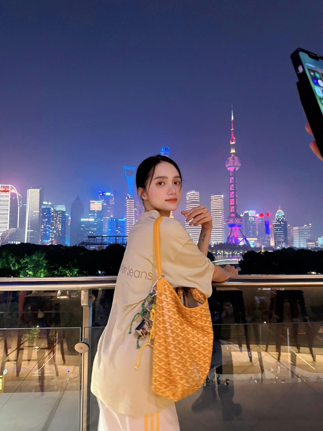 "Bão drama" Hoàng Thùy và Miss Universe Vietnam: Thái độ trái ngược của Hương Giang - Dược sĩ Tiến gây tò mò- Ảnh 5. "Bão drama" Hoàng Thùy và Miss Universe Vietnam: Thái độ trái ngược của Hương Giang - Dược sĩ Tiến gây tò mò- Ảnh 5.