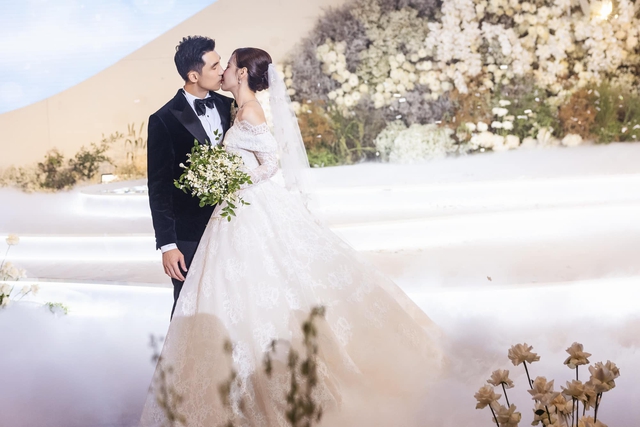 Chồng thiếu gia "mê" Midu đến nỗi không rời vợ nửa giây, trước mặt mọi người mà đôi tay vô thức làm hành động này- Ảnh 2.