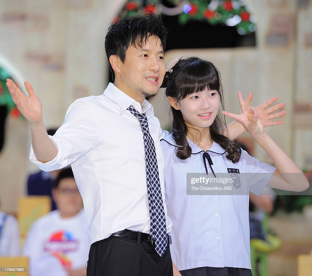 Bố của nữ idol Gen Z khiến dàn nghệ sĩ choáng váng tại Rồng Xanh 2024: U60 nhưng hát nhảy vẫn “out trình”- Ảnh 8.