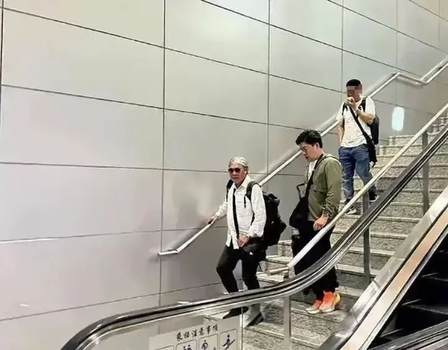 Tỷ phú nổi tiếng Hong Kong sang Pháp xem Olympic với sự giản dị khó tin: Không dùng hàng hiệu, không cần trợ lý- Ảnh 1. Tỷ phú nổi tiếng Hong Kong sang Pháp xem Olympic với sự giản dị khó tin: Không dùng hàng hiệu, không cần trợ lý- Ảnh 1.