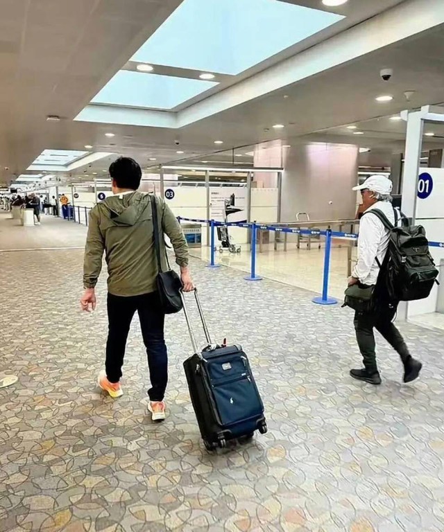 Tỷ phú nổi tiếng Hong Kong sang Pháp xem Olympic với sự giản dị khó tin: Không dùng hàng hiệu, không cần trợ lý- Ảnh 3. Tỷ phú nổi tiếng Hong Kong sang Pháp xem Olympic với sự giản dị khó tin: Không dùng hàng hiệu, không cần trợ lý- Ảnh 3.