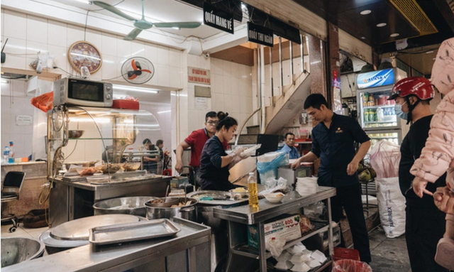 Hàng xôi nhiều tai tiếng bậc nhất Hà thành: Từng bán 2 tỷ/tháng, chủ quán dính tin đồn "vỡ nợ"?- Ảnh 6. Hàng xôi nhiều tai tiếng bậc nhất Hà thành: Từng bán 2 tỷ/tháng, chủ quán dính tin đồn "vỡ nợ"?- Ảnh 6.