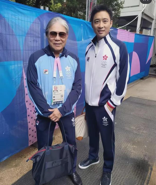 Tỷ phú nổi tiếng Hong Kong sang Pháp xem Olympic với sự giản dị khó tin: Không dùng hàng hiệu, không cần trợ lý- Ảnh 2. Tỷ phú nổi tiếng Hong Kong sang Pháp xem Olympic với sự giản dị khó tin: Không dùng hàng hiệu, không cần trợ lý- Ảnh 2.