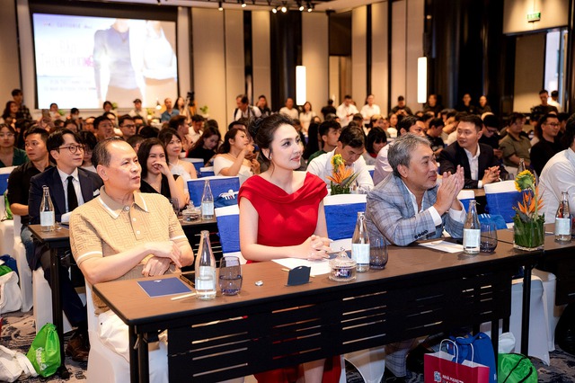 Cựu siêu mẫu Việt, bà xã "ông trùm truyền thông" tái xuất, sắc vóc sau sinh gây chú ý- Ảnh 3. Cựu siêu mẫu Việt, bà xã "ông trùm truyền thông" tái xuất, sắc vóc sau sinh gây chú ý- Ảnh 3.
