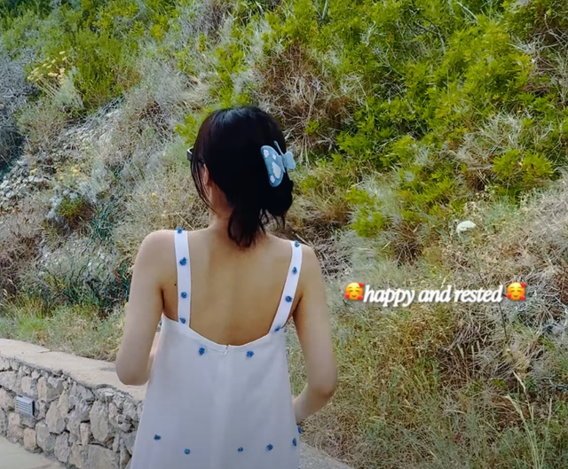 Cẩm nang đồ đi biển "ngoan xinh iu" của Jennie tới rồi!- Ảnh 4.