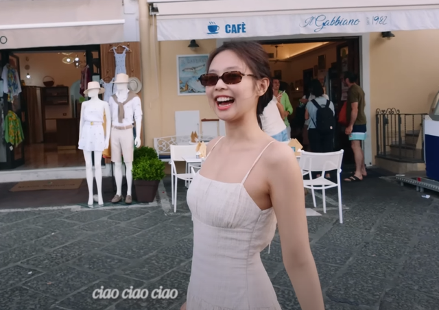 Cẩm nang đồ đi biển "ngoan xinh iu" của Jennie tới rồi!- Ảnh 11.