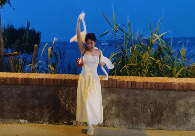 Cẩm nang đồ đi biển "ngoan xinh iu" của Jennie tới rồi!- Ảnh 12.