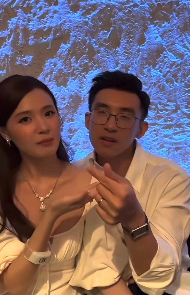 Sâu sắc như Midu: Mặc đúng chiếc váy gặp Minh Đạt trên du thuyền vào đêm đầu tiên thành vợ chồng- Ảnh 2.