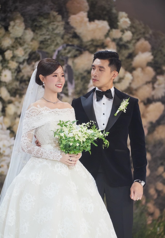 Sâu sắc như Midu: Mặc đúng chiếc váy gặp Minh Đạt trên du thuyền vào đêm đầu tiên thành vợ chồng- Ảnh 4.